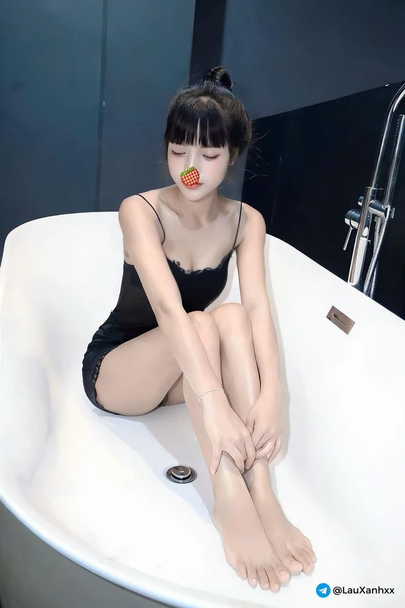 Ảnh 2 - Lisa 2k4 Việt Nam Xinh Xắn Lần Đầu Đi Làm
