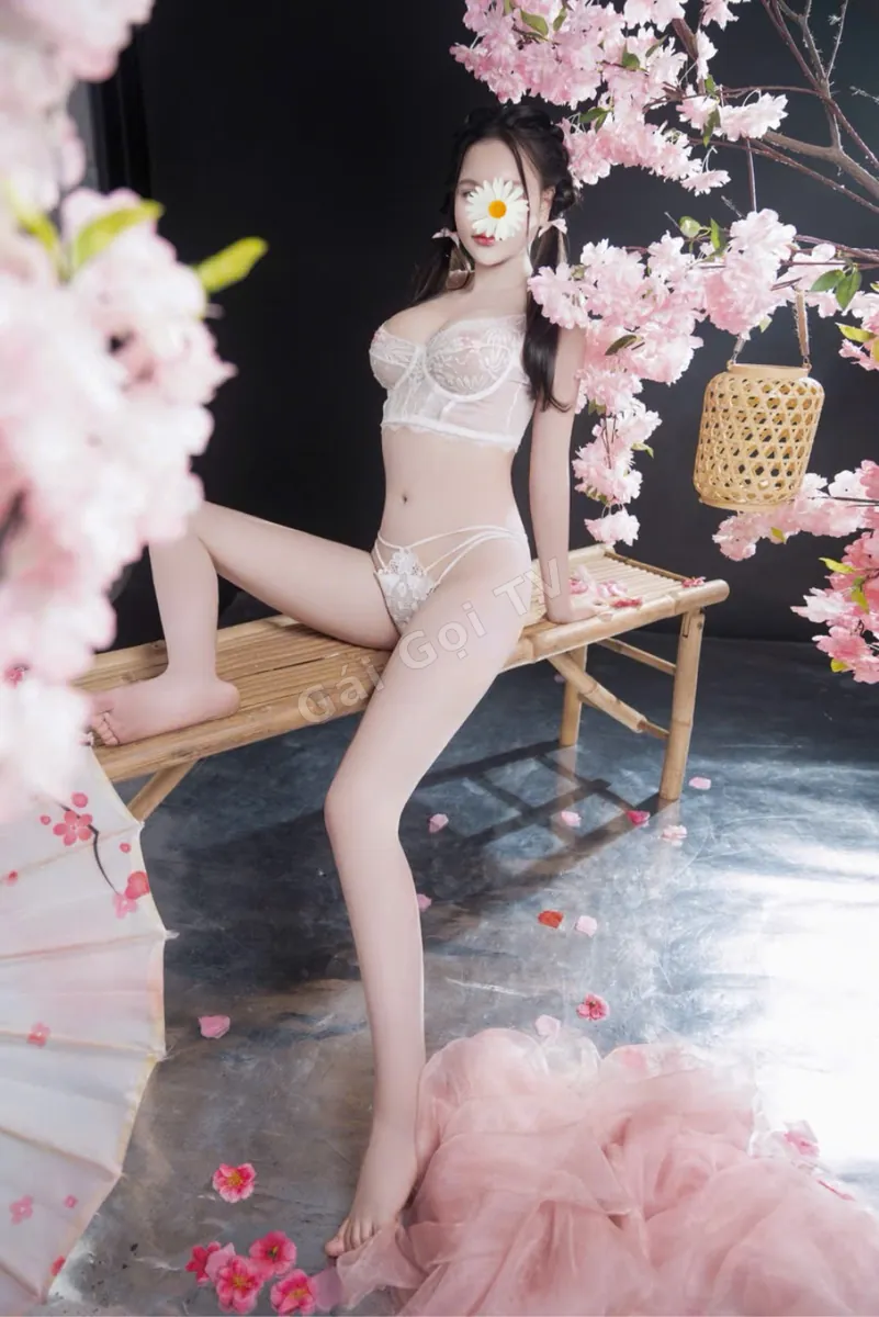 Minh Châu ❤️Em gái hàng dâm xinh đẹp cười duyên.