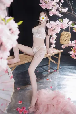 Minh Châu ❤️Em gái hàng dâm xinh đẹp cười duyên.